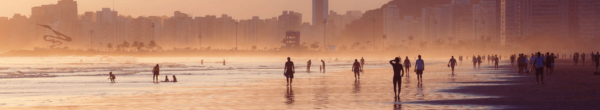 Santos, Brasilien - Strandspaziergang bei Sonnenuntergang mit Silhouetten von Menschen, die am Strand laufen