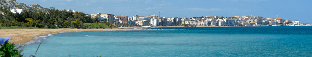 Blick auf Crotone an der Küste des Ionischen Meeres, Italien.