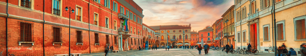 Sonnenuntergang auf dem Hauptplatz von Ravenna in Italien mit vereinzelten Menschen, die über den alten Platz flanieren