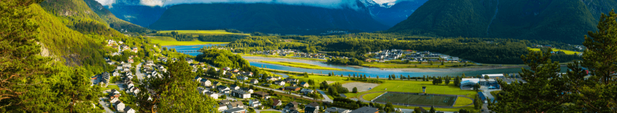 Andalsnes, umgeben von Bergen am Isfjord.