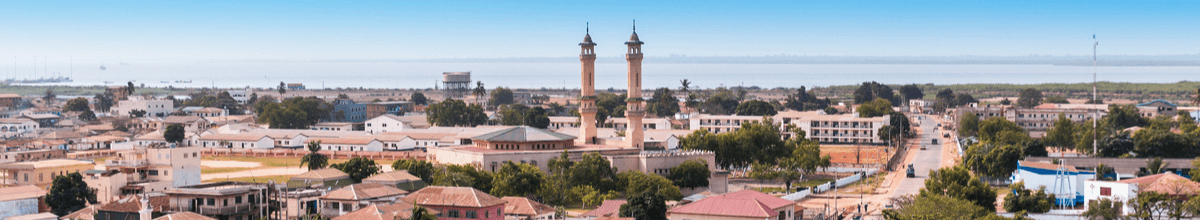 Westafrika - Gambia Banjul - Panoramablick über die Hauptstadt mit unzähligen Häusern und den zwei Türmen einer Moschee