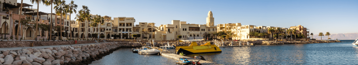 Uferpromenade und Boote in Aqaba, Jordanien.