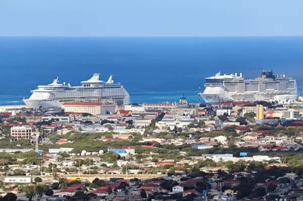 Kreuzfahrtschiffe im Hafen von Oranjestad, Aruba Zwei Kreuzfahrtschiffe liegen im Hafen von Aruba vor Anker. Die ersten Häuser der Hauptstadt Oranjestad grenzen direkt an die Liegeplätze.