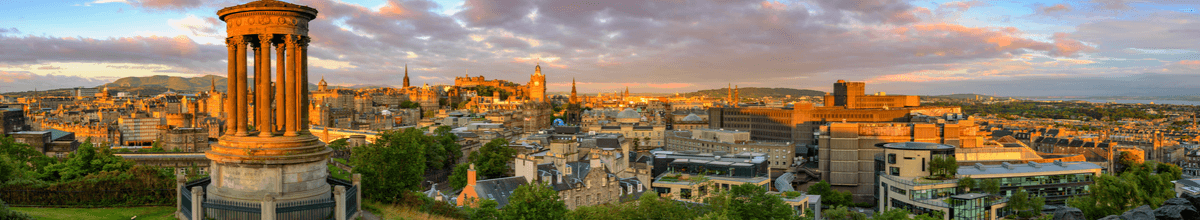 Der Ausblick auf die Stadt vom Arthurs Seat umrahmt von der Fassade der historischen Altstadt