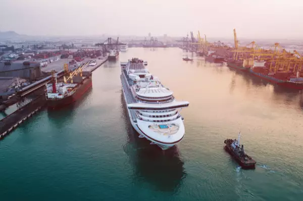 Kreuzfahrtschiff im Hafen von Laem Chabang Ein Kreuzfahrtschiff auf dem Weg zu seinem Liegeplatz im Hafen von Laem Chabang bei Bangkok.