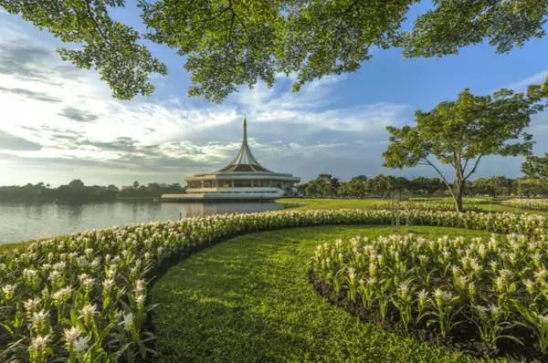 Im König-Rama-IX-Park Ausstellungshalle und Blütenpracht im König-Rama-IX-Park in Bangkok, Thailand