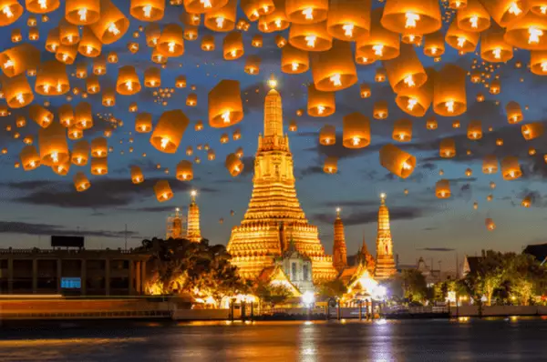 Himmelslaternen am Wat Arun Vor dem beleuchteten Wat Arun steigen unzählige Himmelslaternen in den Nachthimmel.