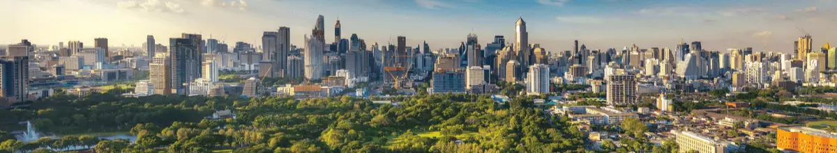 Die Skyline von Bangkok mit dem Lumpini Park im Vordergrund.