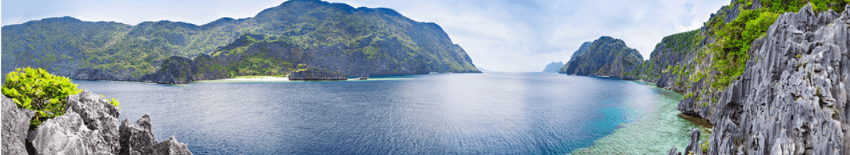 In Panoramaansicht ist das Meer um die Philippinischen Inseln dagestellt. Verteilt im Meer befinden sich einzelne Inselabschnitte.