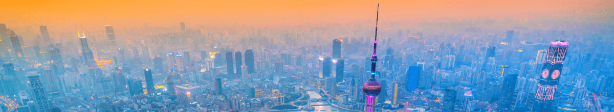 Shanghai City Skyline, Blick auf die unzähligen Wolkenkratzer und den Huangpu Fluss, China