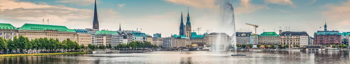 Der Ausblick auf den Hafen von Hamburg und die historische Altstadt
