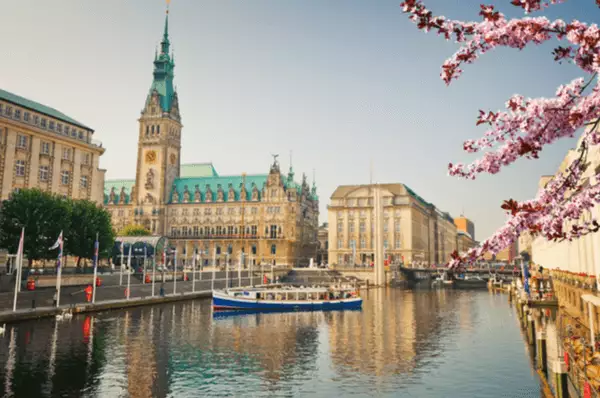 Hamburg an der Elbe Genießen Sie eine schöne Schiffsfahrt auf der Elbe