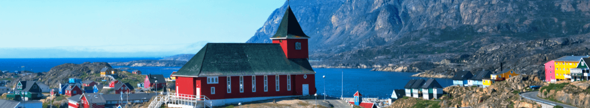 Die neue rote Kirche in Sisimiut mit dem Meer im Hintergrund in Grönland