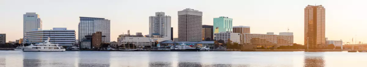 Die schöne Skyline von Norfolk ist direkter Anlegeort für zahlreiche Kreuzfahrtschiffe
