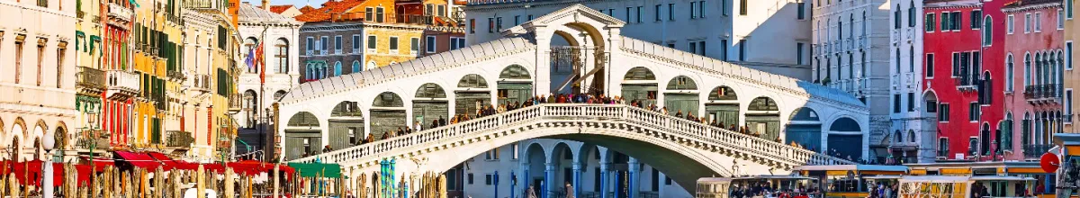 Panoramablick auf den Canale Grande in Venedig.