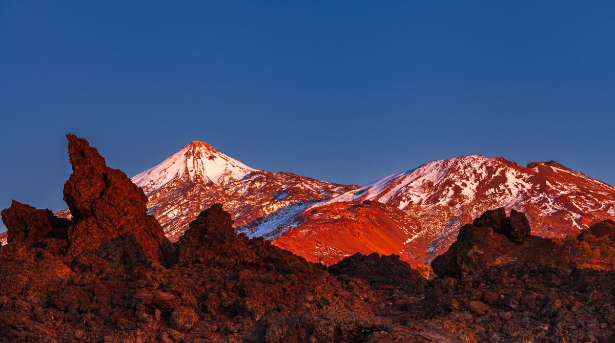 Pico del Teide im Teide-Nationalpark auf Teneriffa in der Abenddämmerung.