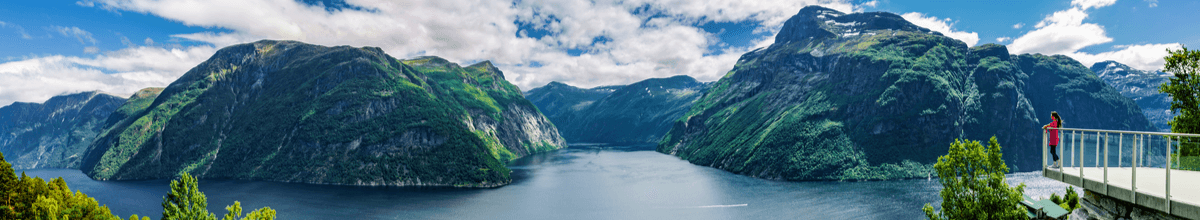 Geirangerfjord mit seinen majestätischen Bergen und dem grünlichen Wasser vom Aussichtspunkt in Hellesylt