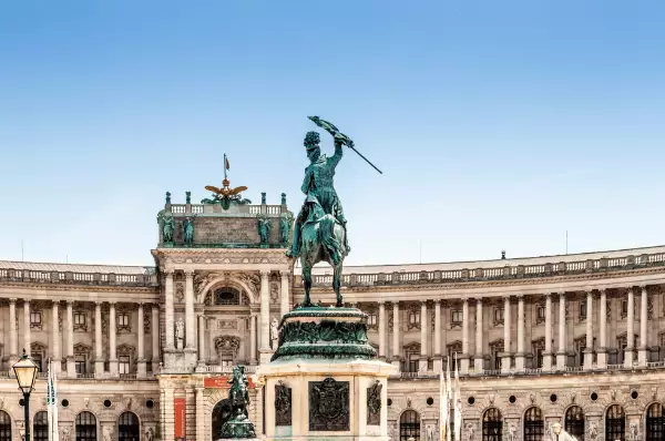 Das Naturkundemuseum in Wien Prachtvolle Treppen im Wiener Naturkundemuseum. Die Ausstellungen laden auch zu einem spannenden Familienausflug mit Kindern ein.