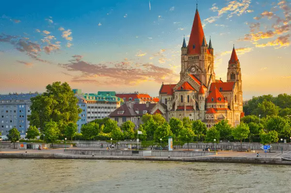 Das Donauufer in Wien Wundervoll liegt das Schloss am Donauufer in Wien