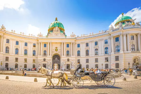Die Wiener Hofburg Glamourös erstrahlt die Wiener Hofburg im Sonnenlicht