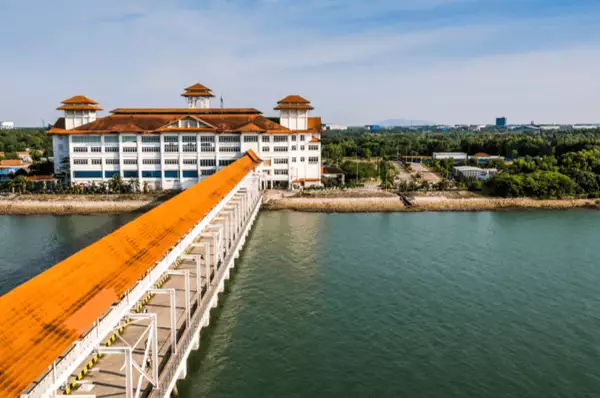 Passagierbrücke & Terminal im Hafen von Port Klang Eine lange überdachte Passagierbrücke führt vom Liegeplatz zum Terminal im Hafen von Port Klang, Malaysia.
