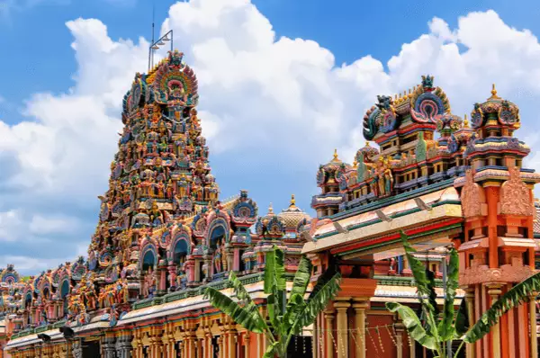 Mariamman Tempel in Chinatown Der kunterbunte Mariamman Tempel ist mit unzähligen Figuren der hinduistischen Mythologie geschmückt.