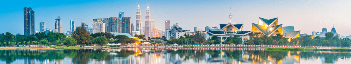 Die Skyline der malaysischen Hauptstadt unter anderem mit den Petronas Towers und dem Fernsehturm Menara Kuala Lumpur.