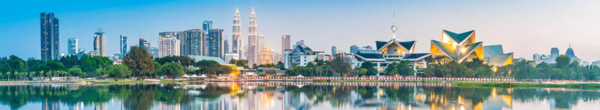 Die Skyline der malaysischen Hauptstadt unter anderem mit den Petronas Towers und dem Fernsehturm Menara Kuala Lumpur.