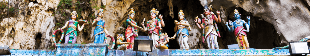 Sieben Figuren der hinduistischen Mythologie in einem Schrein in den Batu Höhlen