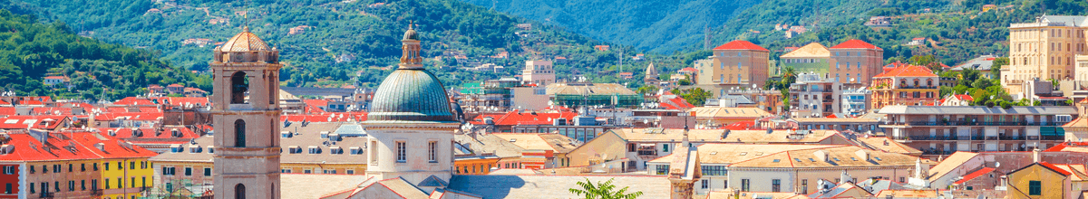 Die hügelige Stadt Savona in Ligurien