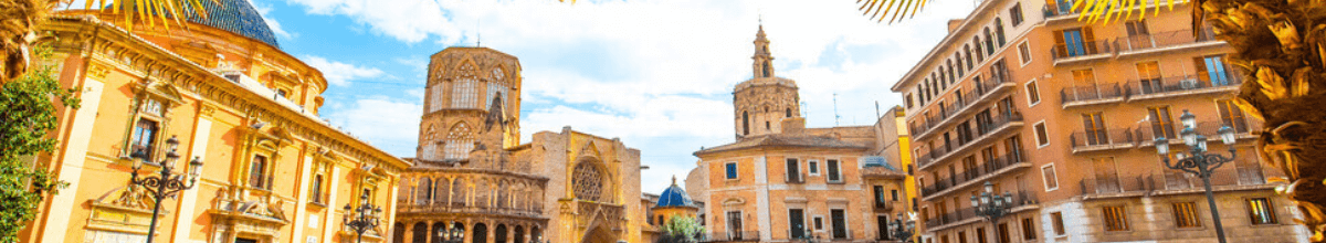 Der Ausblick auf den Hafen von Valencia umrahmt von der Fassade der historischen Altstadt