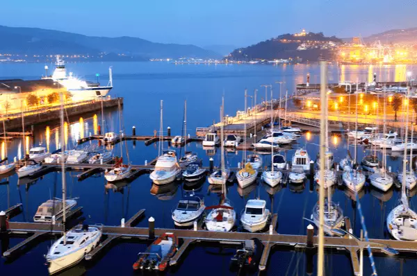 Naturhafen von Vigo Naturhafen von Vigo mit zahlreichen Segelschiffen und einem größeren Passagierschiff bei Sonnenuntergang