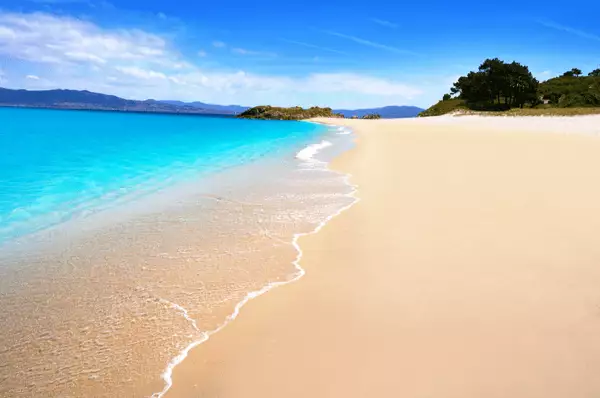 Playa de Rodas auf der Insel Illa do Norte Playa de Rodas mit türkisem Wasser und gelben Sandstrand mit blauem Himmel auf der Insel Illa do Norte