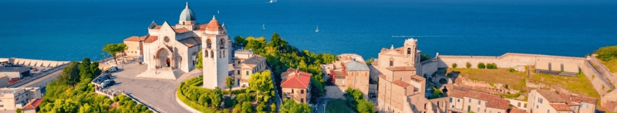 Der Ausblick auf den Hafen von Ancona umrahmt von den Fassaden der historischen Altstadt