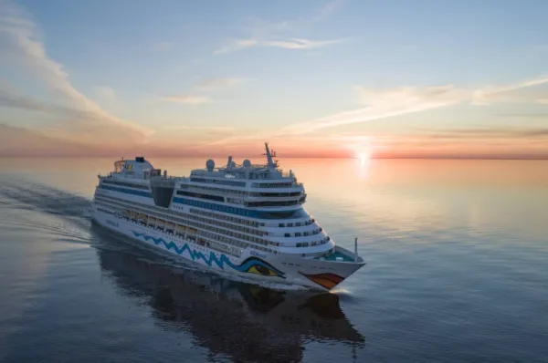 Das Lächeln der Meere: Entdecken Sie die AIDA Flotte für Ihren Traumurlaub AIDA Kreuzfahrtschiff mit Kussmund am Bug fährt auf dem Meer in den Sonnenuntergang, Symbol für die AIDA Flotte und unvergessliche Urlaubserlebnisse.
