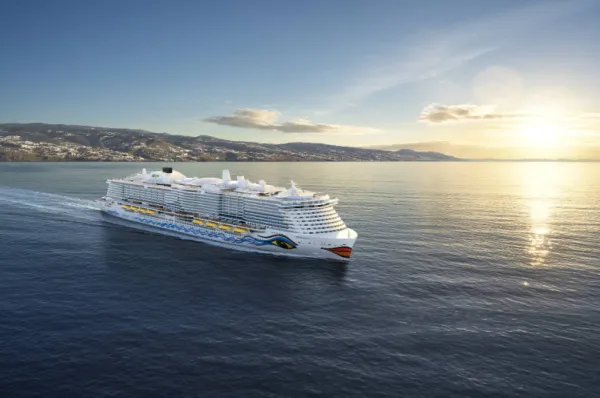 AIDA Helios-Klasse (AIDAnova, AIDAcosma): Innovation, Nachhaltigkeit und Erlebnisvielfalt auf See Modernes AIDA Kreuzfahrtschiff der Helios-Klasse (AIDAnova oder AIDAcosma) auf See bei Sonnenaufgang, Symbol für Innovation und Nachhaltigkeit.