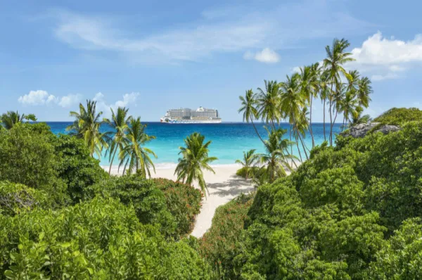 AIDA Hyperion-Klasse (AIDAprima, AIDAperla): Entdecken Sie faszinierende Erlebniswelten auf See AIDA Kreuzfahrtschiff der Hyperion-Klasse (z.B. AIDAperla) vor einem tropischen Strand mit Palmen, Symbol für Erlebniswelten und Entdeckerreisen.
