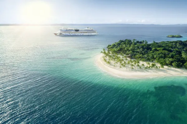 AIDA Sphinx-Klasse (AIDAdiva, -bella, -luna): Klassiker mit Charme auf attraktiven Routen entdecken AIDA Kreuzfahrtschiff der Sphinx-Klasse (z.B. AIDAdiva) vor einer sonnigen tropischen Insel mit Palmenstrand, Symbol für die klassischen AIDA Schiffe mit Charme.