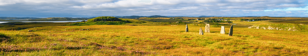 Steinkreis auf Isle of Lewis bei Sonnenuntergang mit Graslandschaften