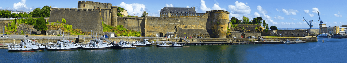 Der Ausblick auf den Hafen von Brest umrahmt von der historischen Festung.