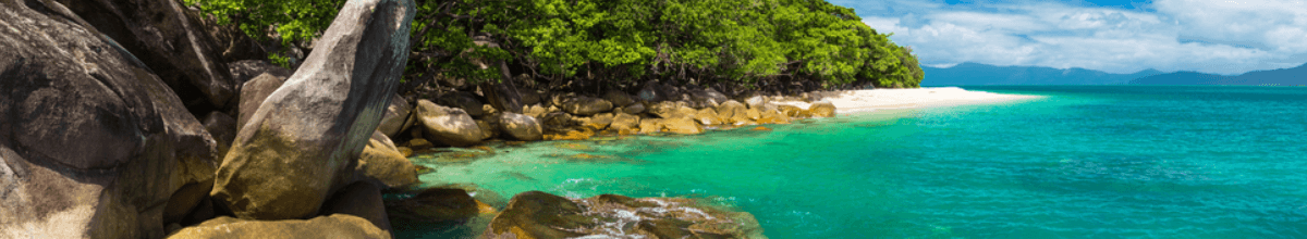 Die Felsen der Hafenstadt Cairns am Strand