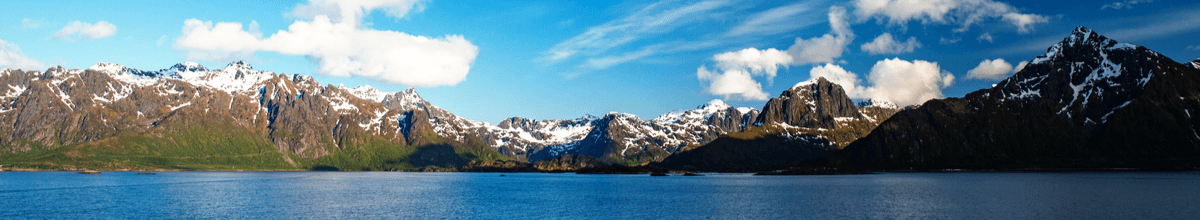 Landschaft mit Gebirgskette und dem blauen Meer bei Sortland, Norwegen