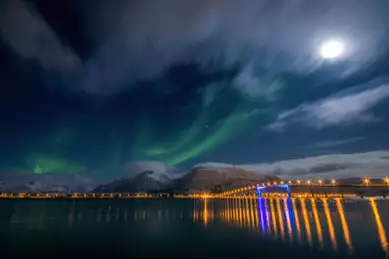 Brücke von Sortland, Norwegen, im Hintergrund die Bergkette der Vesteralen mit verschneiten Gipfeln und bei welligem Seegang