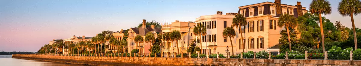 Der Ausblick auf den Hafen von Charleston umrahmt von den Fassaden der historischen Altstadt