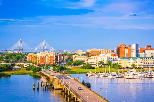 Hafen von Charleston Der Hafen von Charleston mit der Skyline der Stadt hinter dem Ashley River an einem sonnigen Tag.