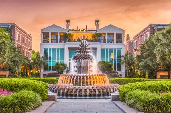 Südstaatenvilla in Charleston Südstaatenvilla in Charleston mit Springbrunnen und Gartenanlagen