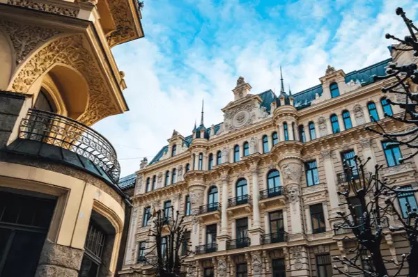 Art-Nouveau Viertel - verschnörkelte Jugendstilarchitektur an einer Gebäudefassade in Riga mit blauen Himmel