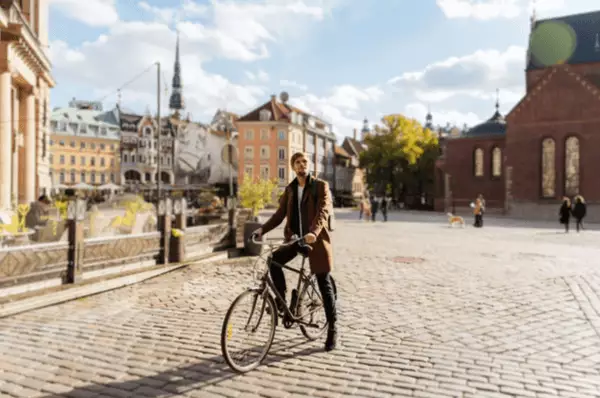 Fahrradfahrer auf dem Kopfsteinpflaster in Riga