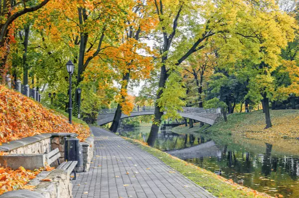 Zentraler Park von Riga im Herbst mit bunten Blättern, Lettland, Europa