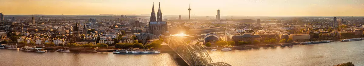 Panoramablick auf das Kölner Rheinufer im Sonnenaufgang